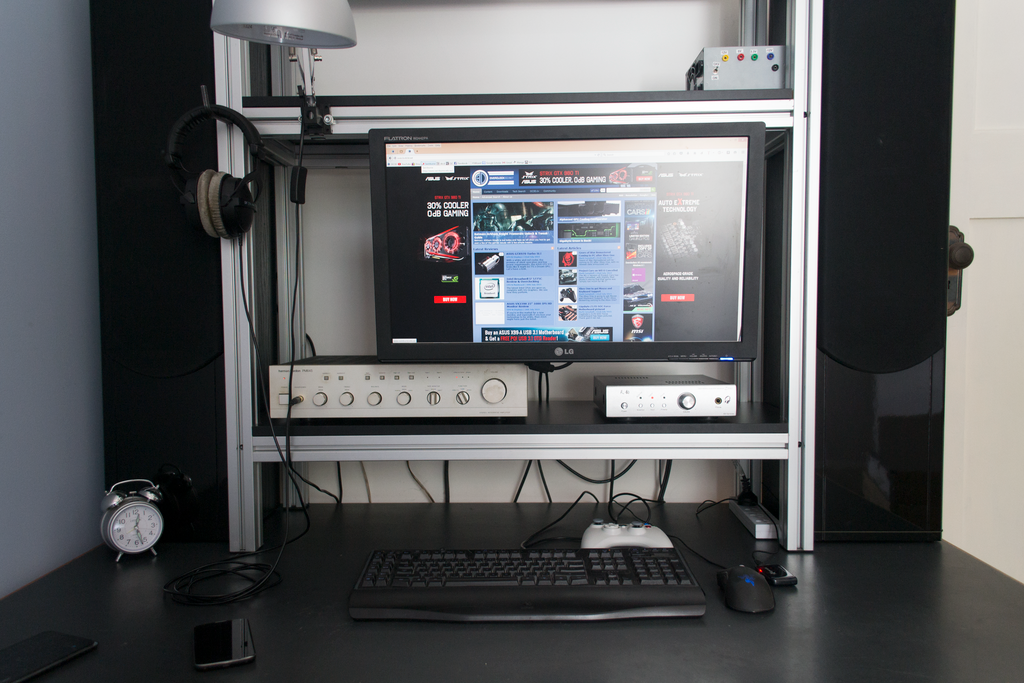 desk%20closeup_zpsbavciw77.png